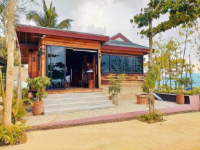 Spacious Log Cabin with Sea & Mountain view